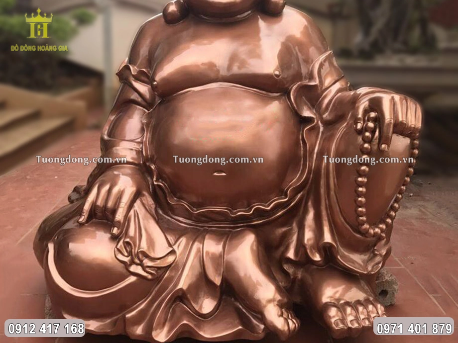 Ngài ngồi vô cùng ung dung, tự tại